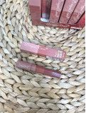 Labial con 4 tonos distintos intercambiables, con textura suave.