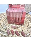 Labial con 4 tonos distintos intercambiables, con textura suave.