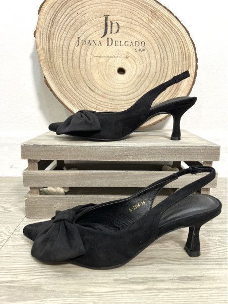 Zapato de tacón destalonado en ante negro con detalle de lazo.