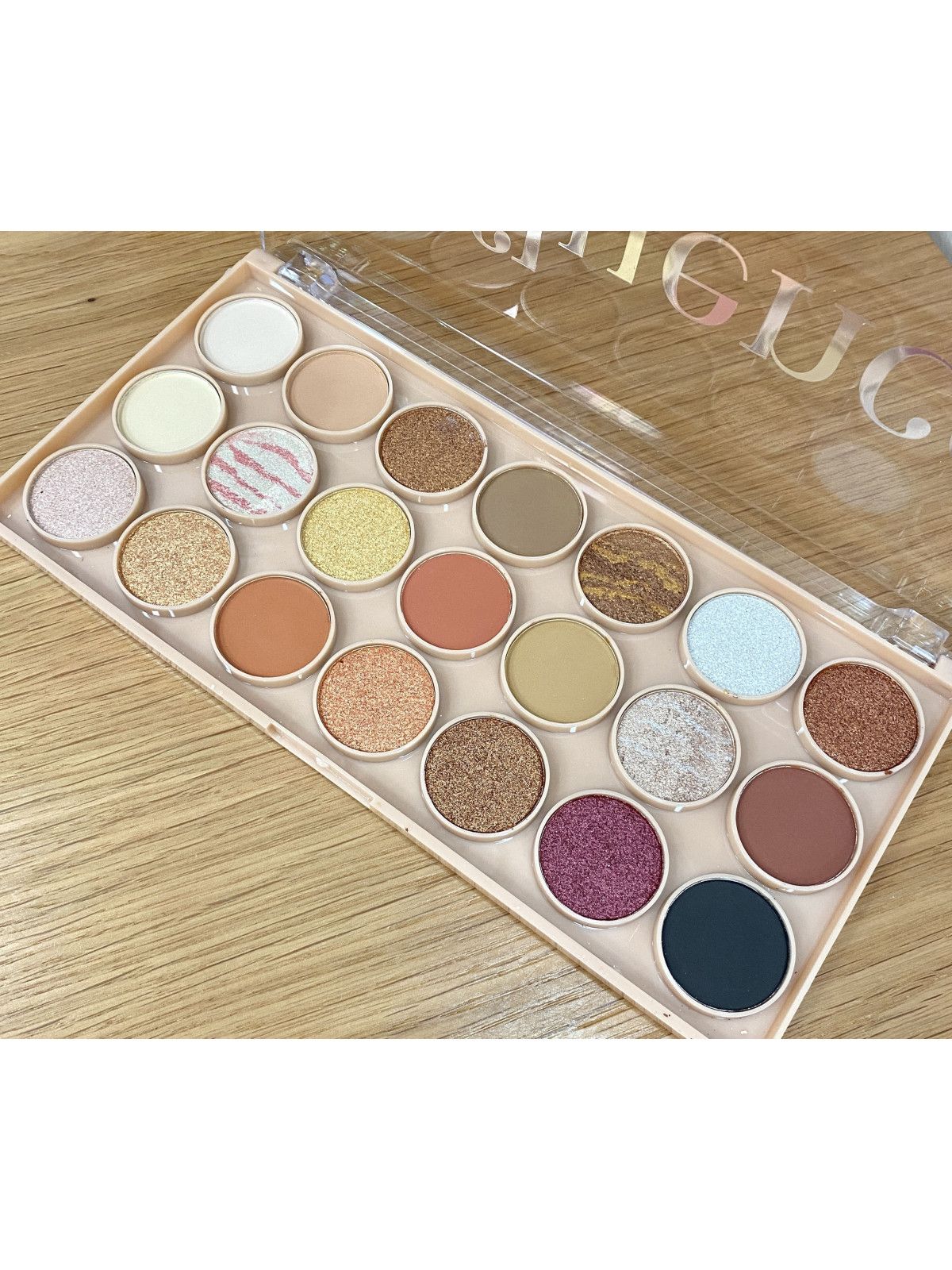 Paleta de 21 sombras en tonalidades neutras.