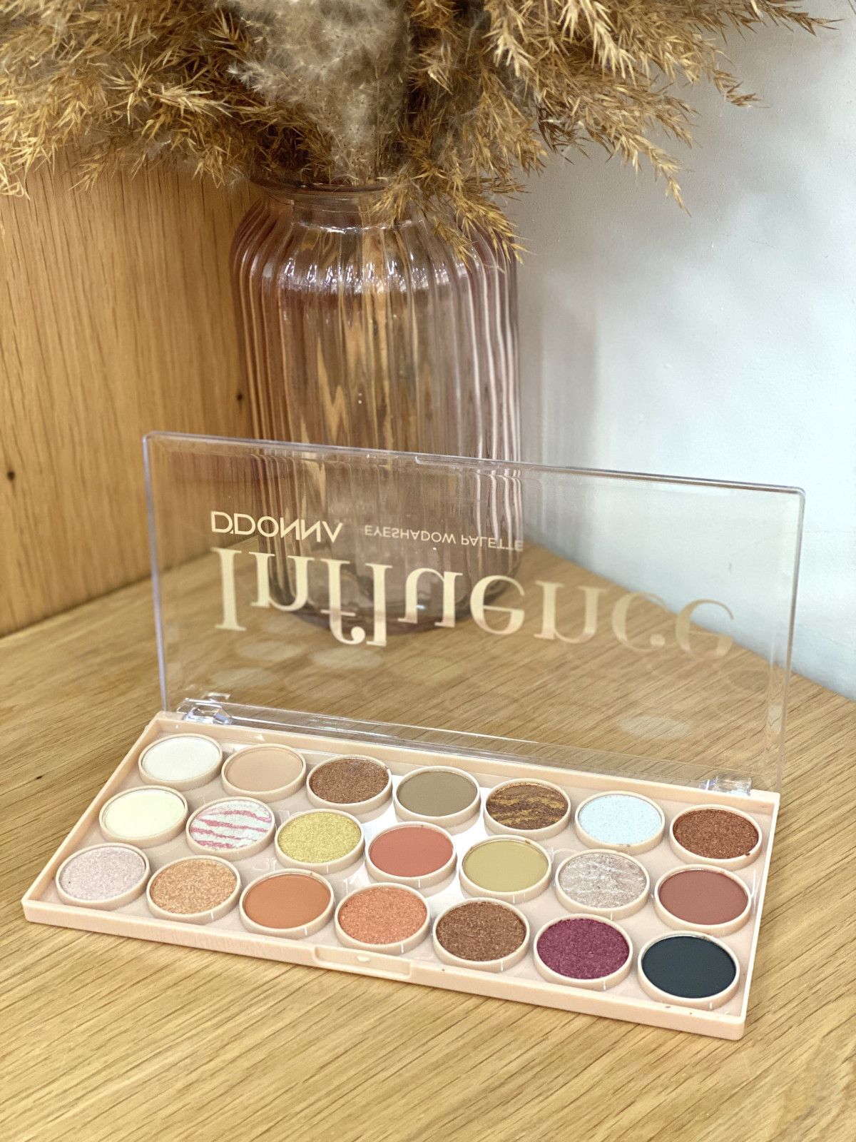 Paleta de 21 sombras en tonalidades neutras.