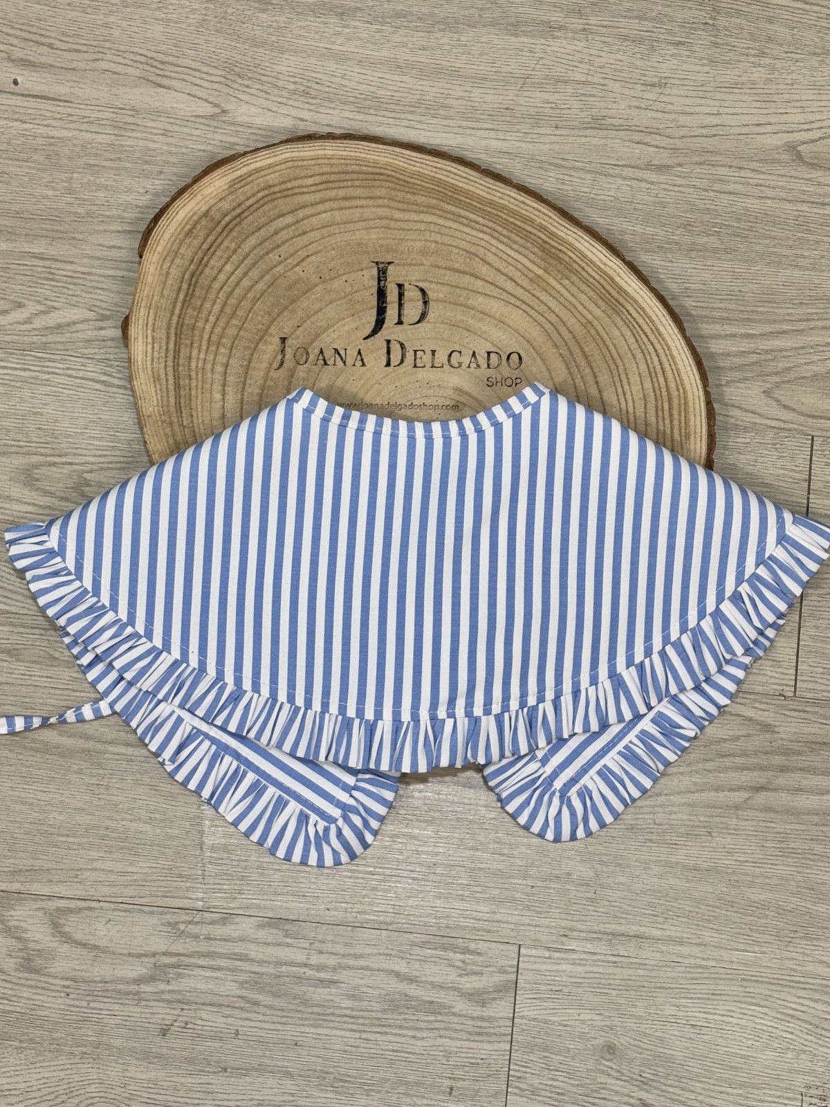Cuello camisa rayas.