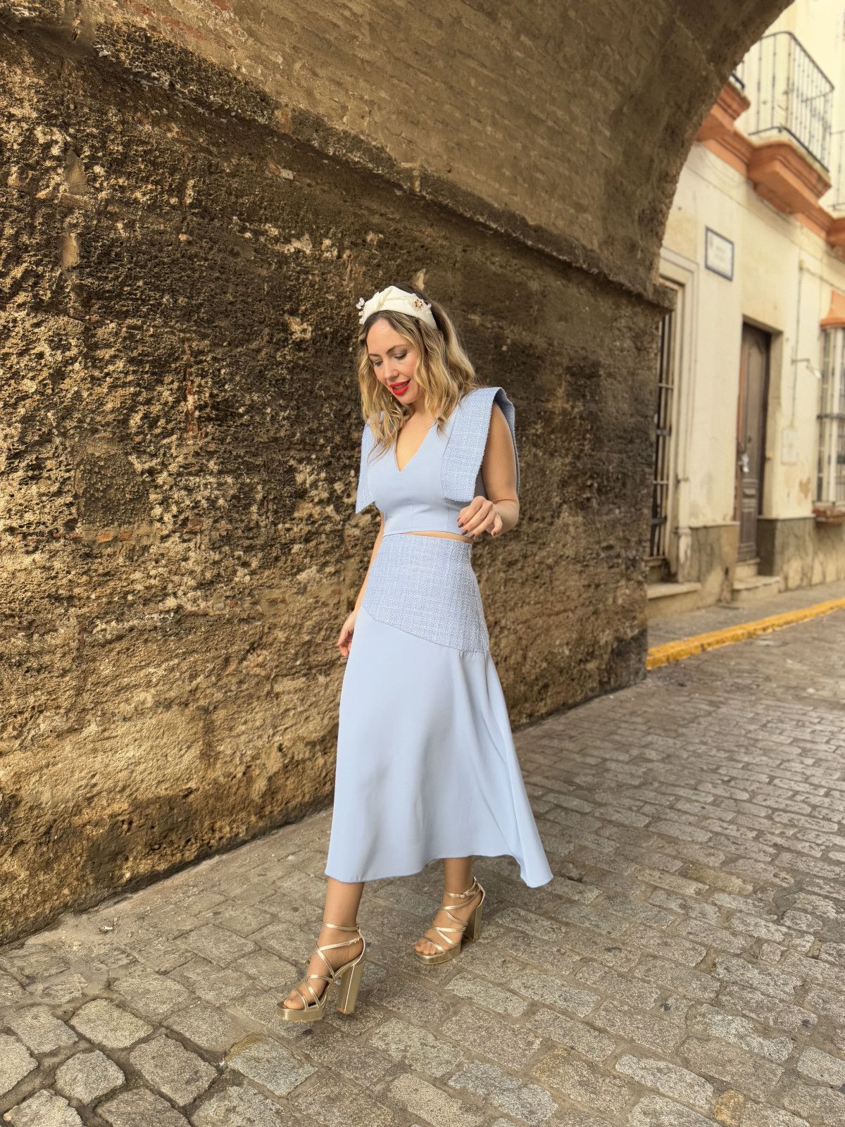 Conjunto de fiesta de dos piezas formado por top y falda.