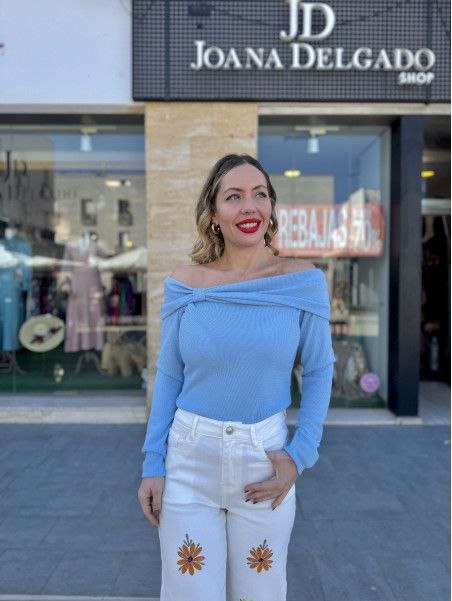 Jersey de punto color celeste con escote bardot de efecto lazo.