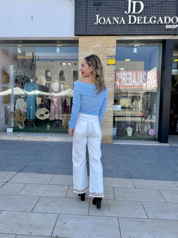 Jersey de punto color celeste con escote bardot de efecto lazo. Jersey de punto color celeste con escote bardot de efecto lazo.