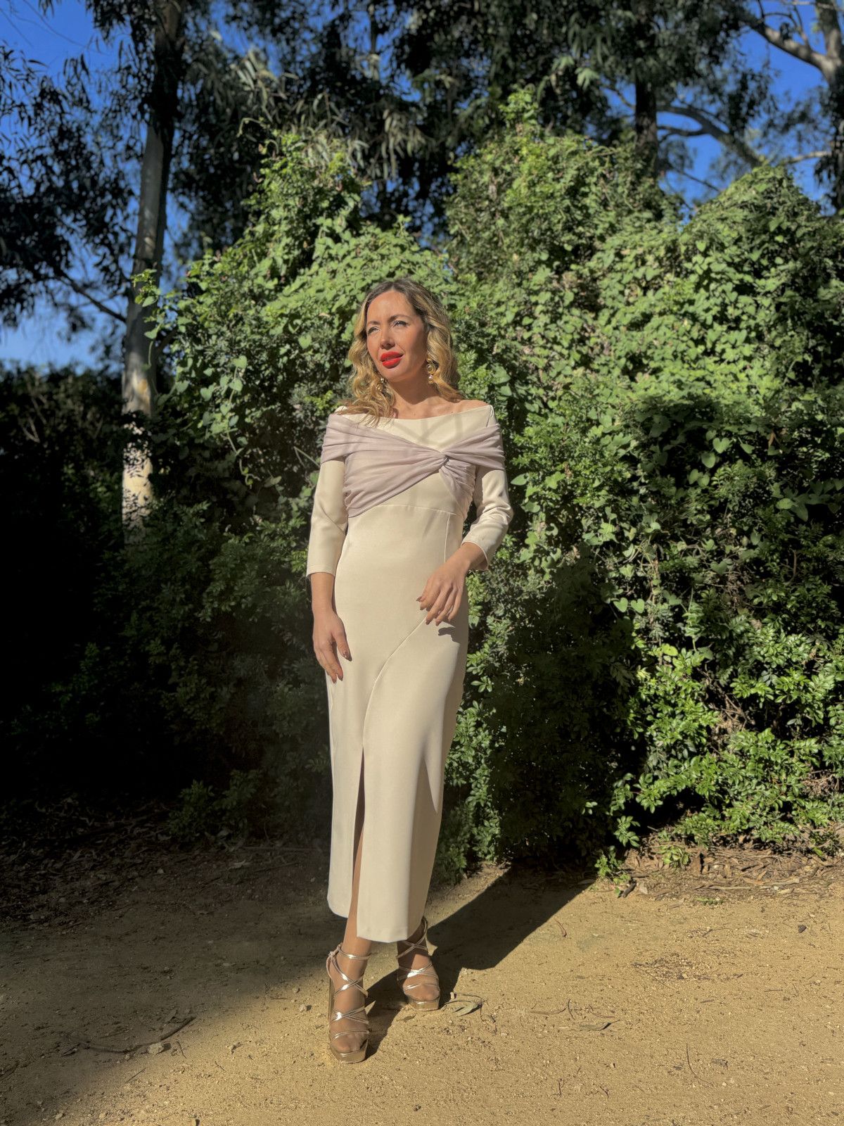 Vestido de fiesta combinando con gasa en color beige.