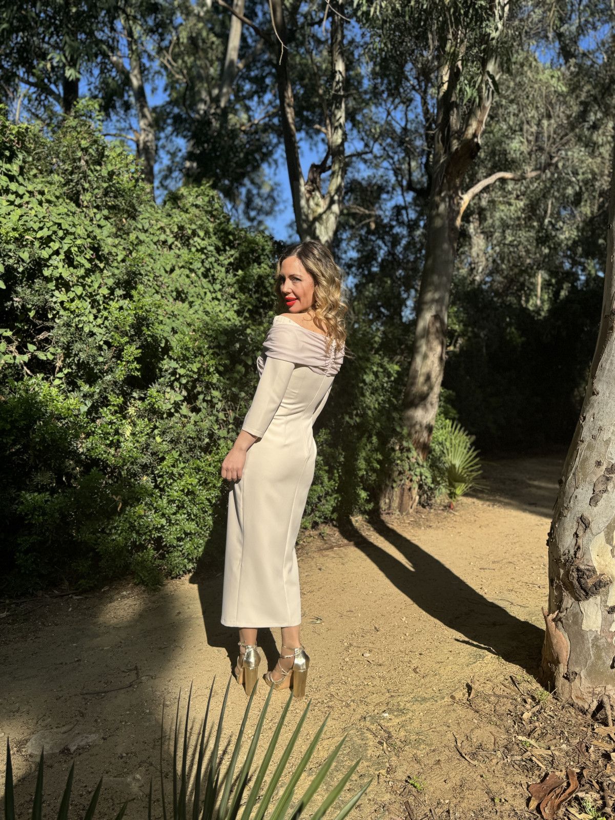 Vestido de fiesta combinando con gasa en color beige.