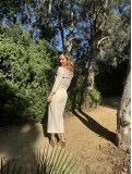 Vestido de fiesta combinando con gasa en color beige.