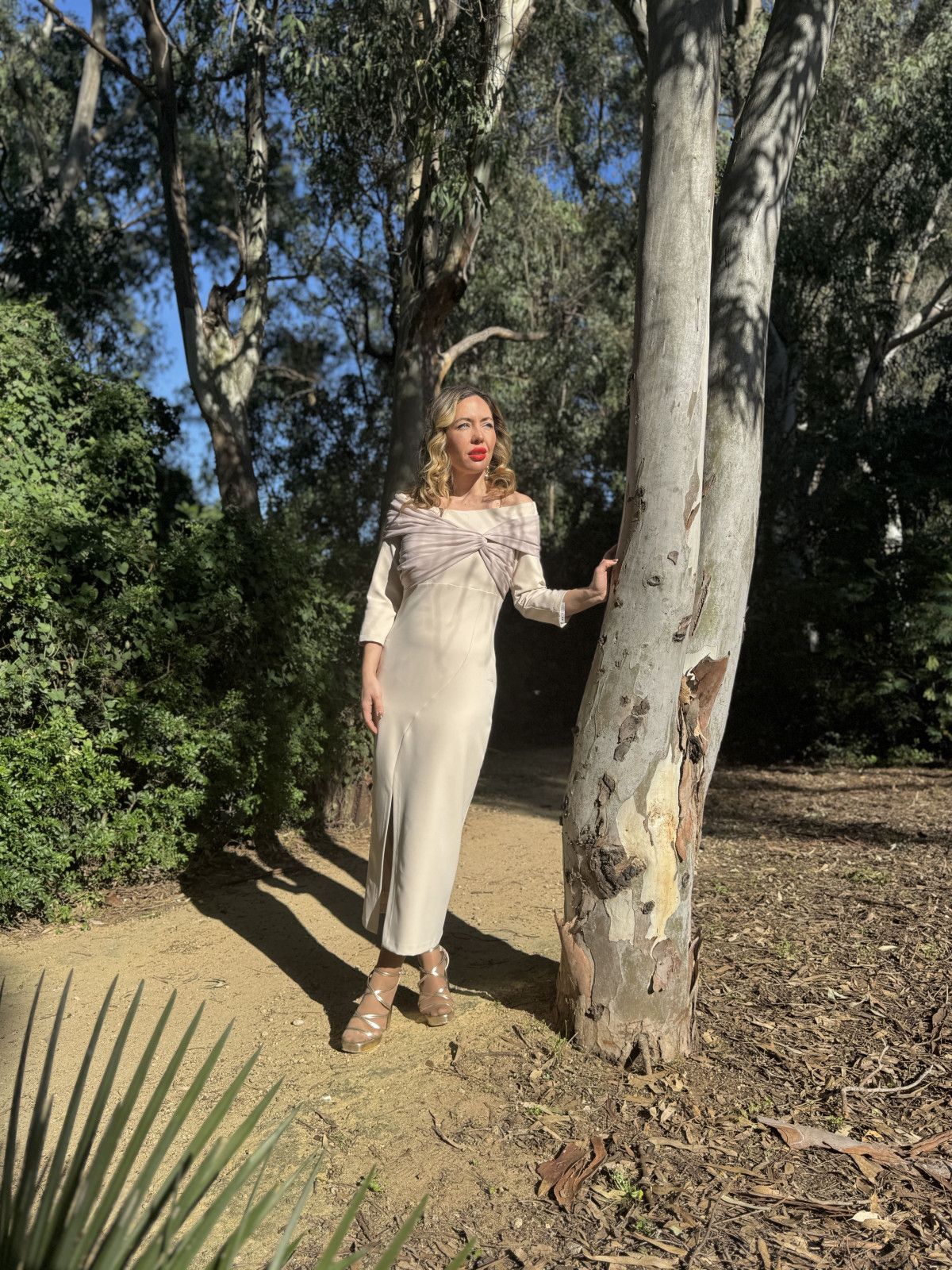 Vestido de fiesta combinando con gasa en color beige.