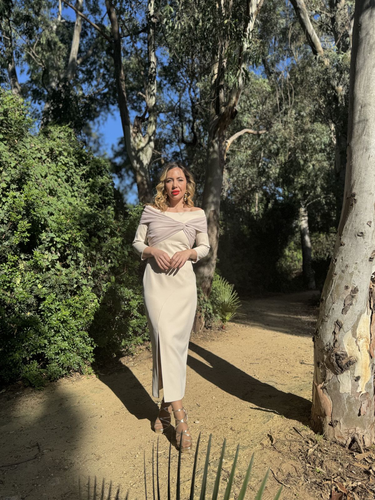 Vestido de fiesta combinando con gasa en color beige.
