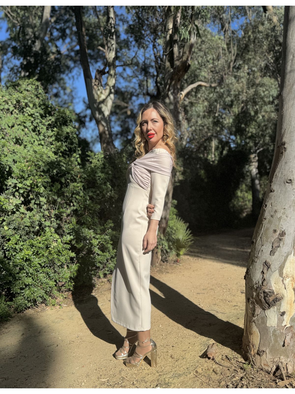Vestido de fiesta combinando con gasa en color beige.
