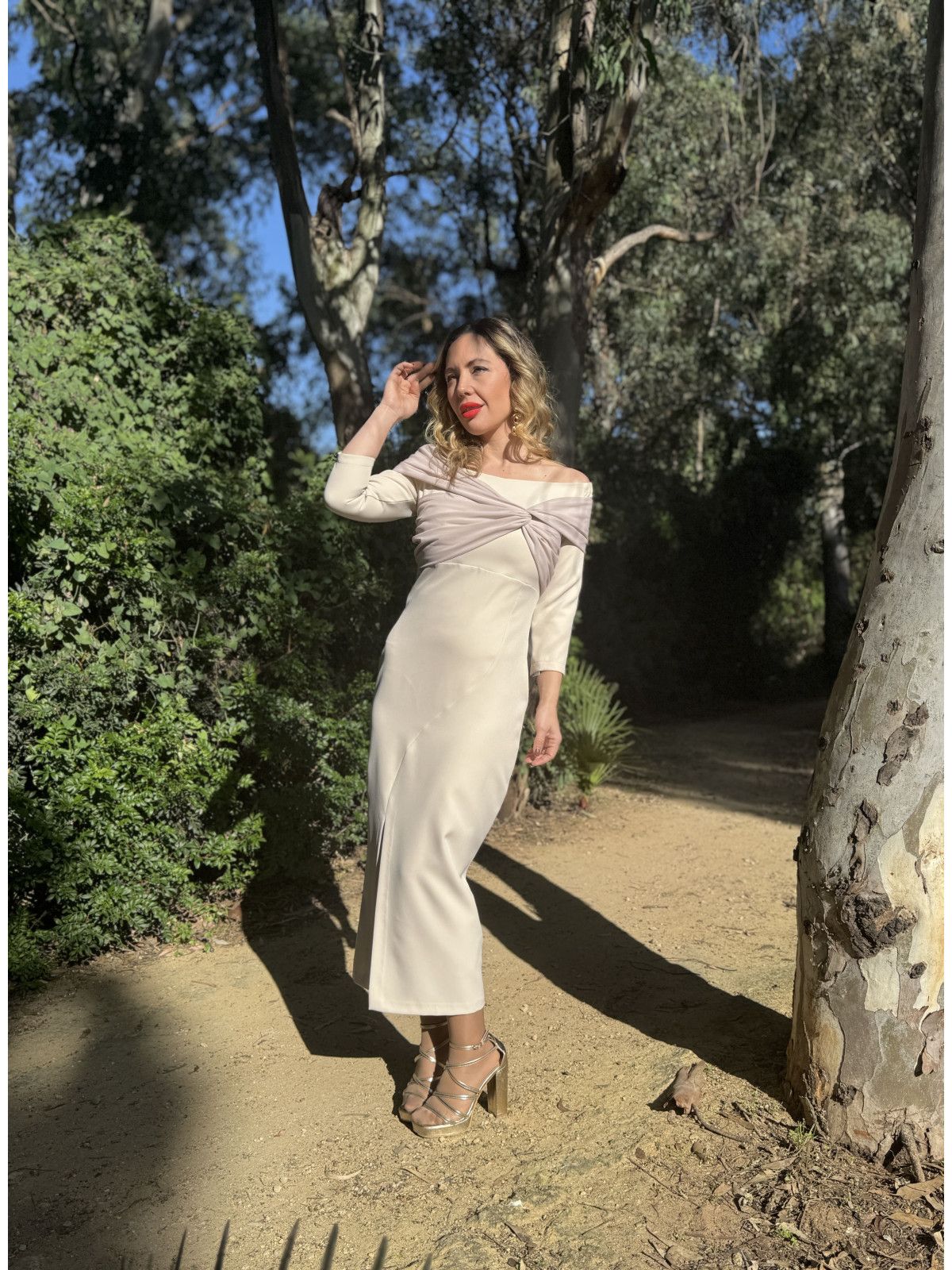 Vestido de fiesta combinando con gasa en color beige.