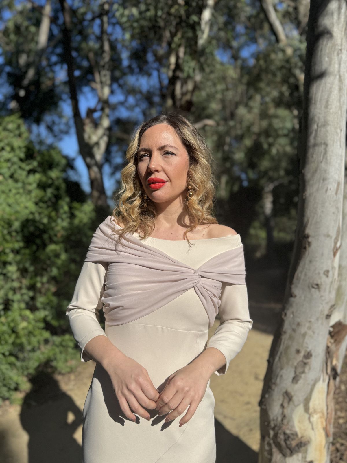 Vestido de fiesta combinando con gasa en color beige.