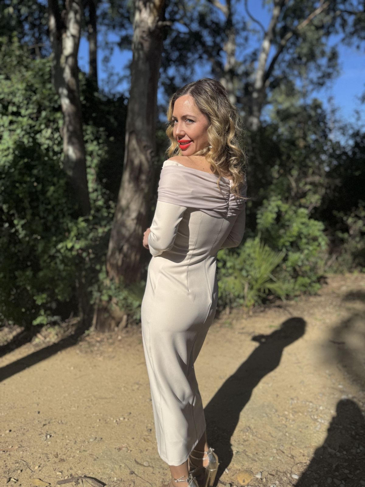 Vestido de fiesta combinando con gasa en color beige.