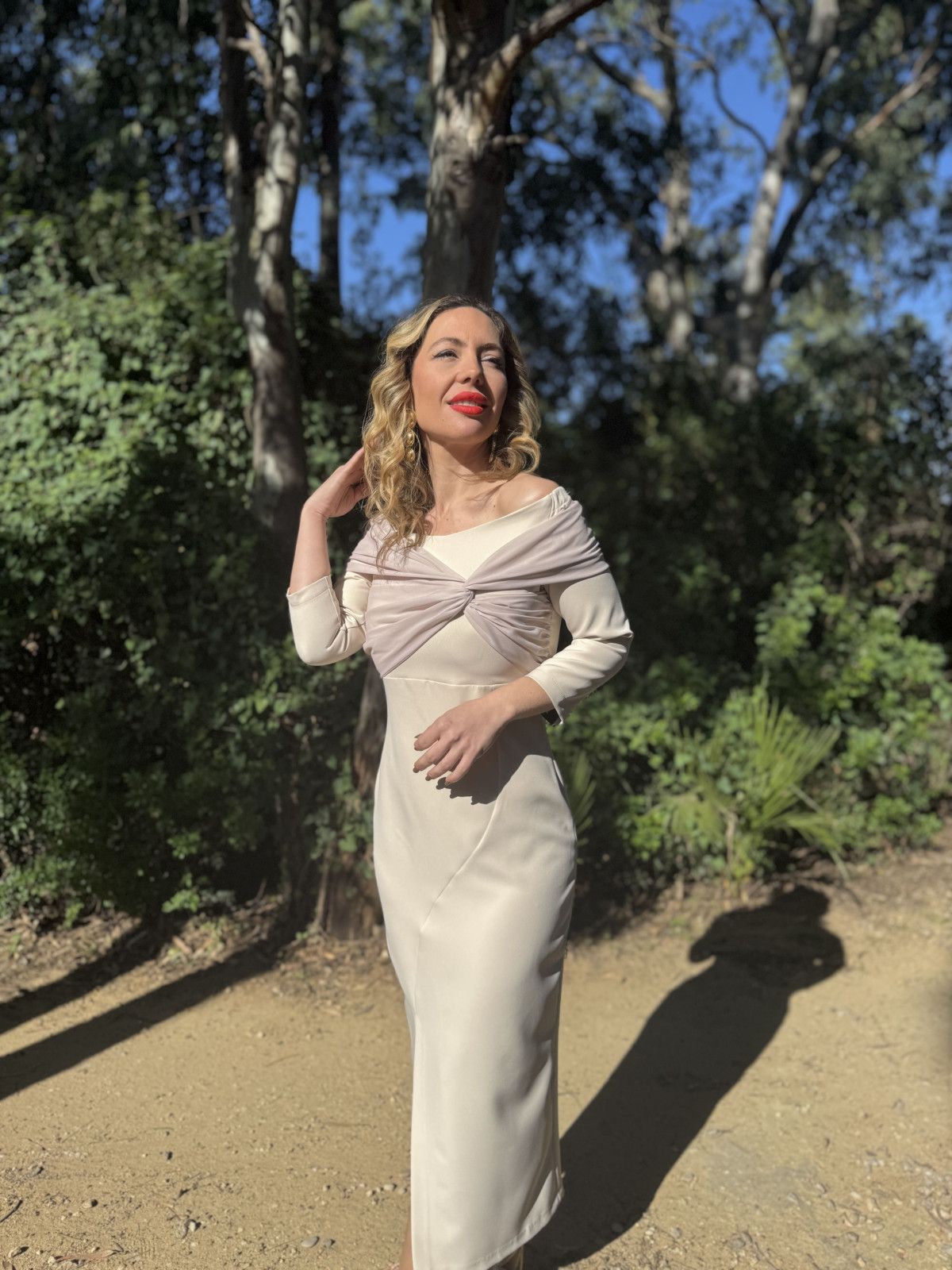 Vestido de fiesta combinando con gasa en color beige.