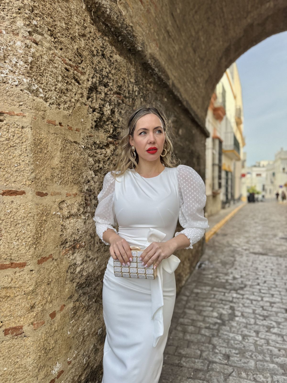 Vestido de fiesta midi blanco lazada en la cintura y mangas plumeti