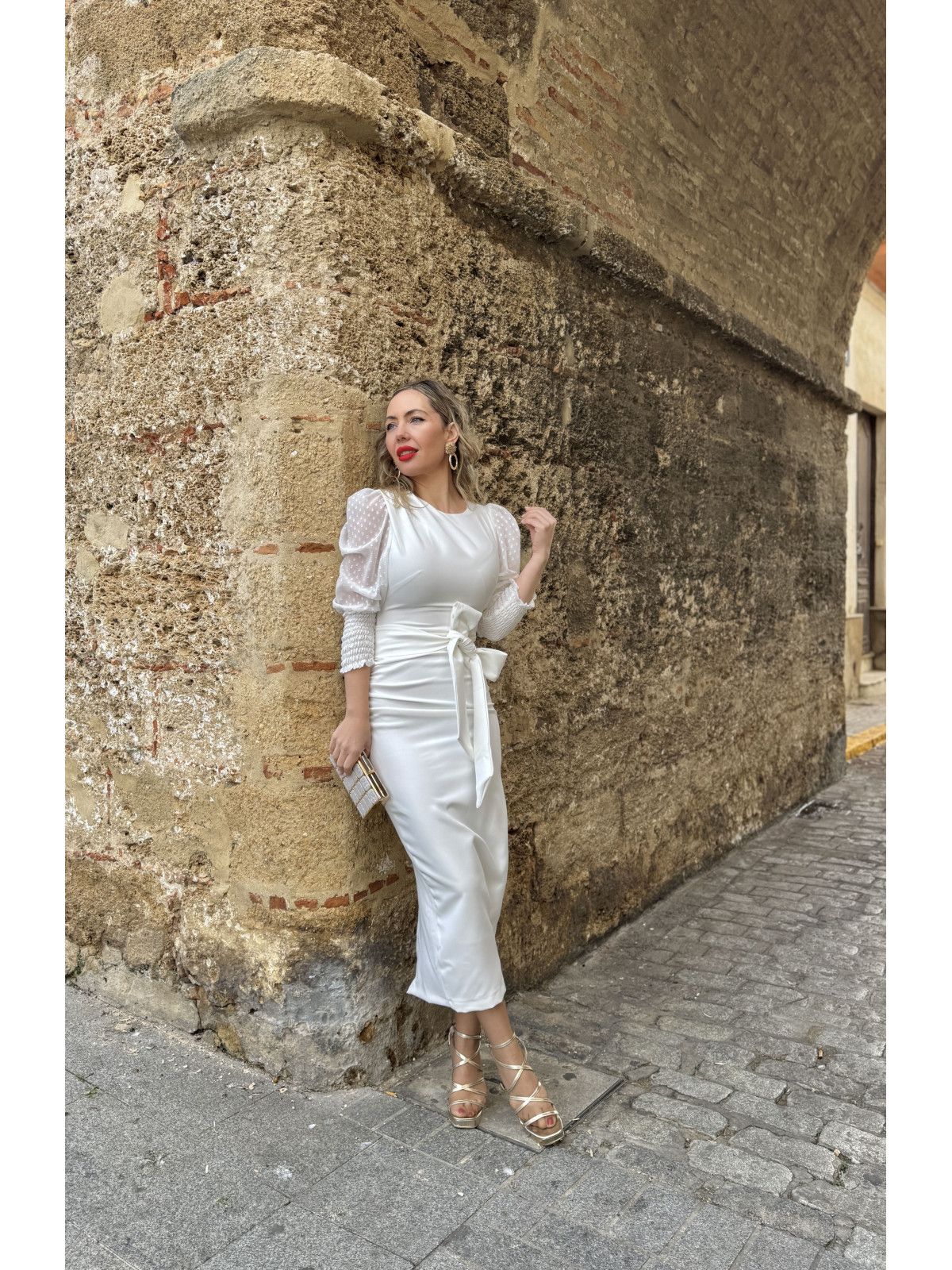 Vestido de fiesta midi blanco lazada en la cintura y mangas plumeti