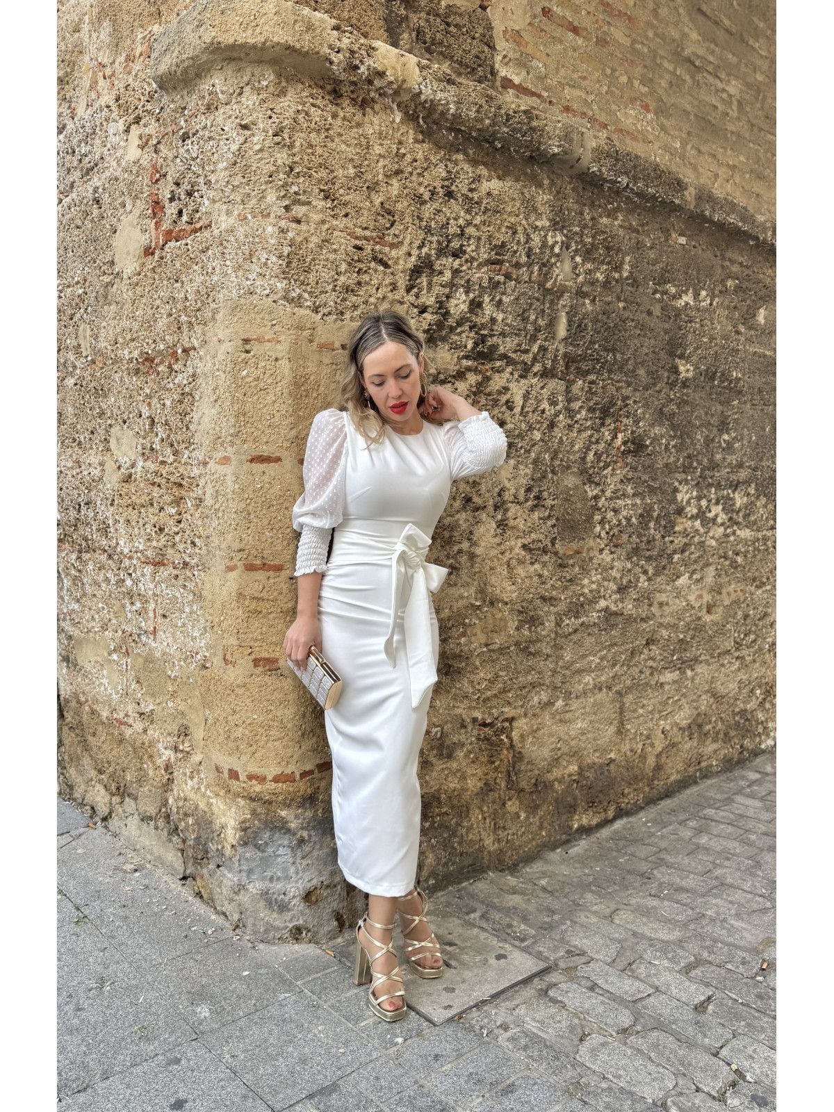Vestido de fiesta midi blanco lazada en la cintura y mangas plumeti