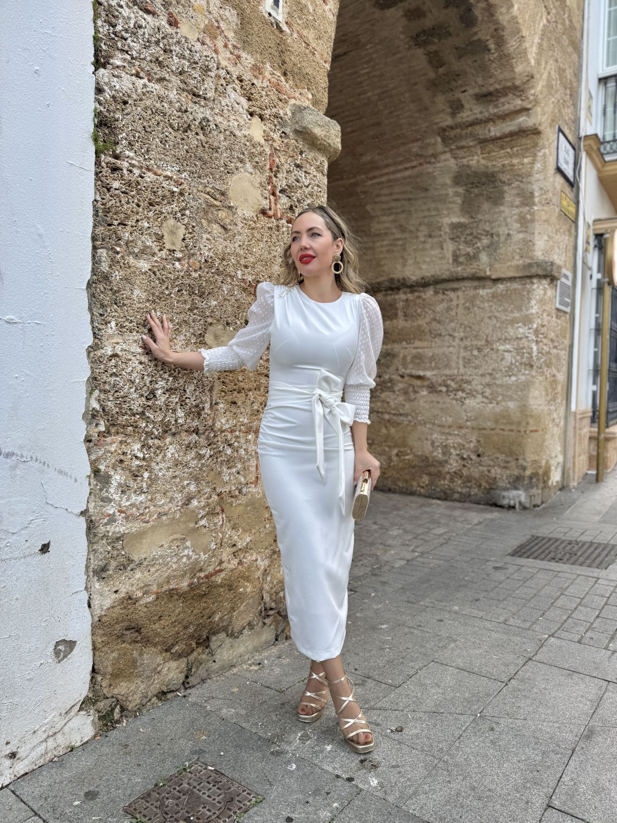 Vestido de fiesta midi blanco lazada en la cintura y mangas plumeti