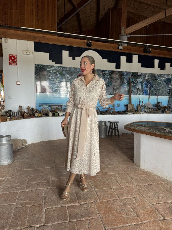 Vestido de fiesta de encaje en color beige. Vestido de fiesta de encaje en color beige.