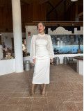 Vestido de fiesta de largo midi en color blanco roto.