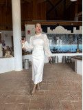 Vestido de fiesta de largo midi en color blanco roto.