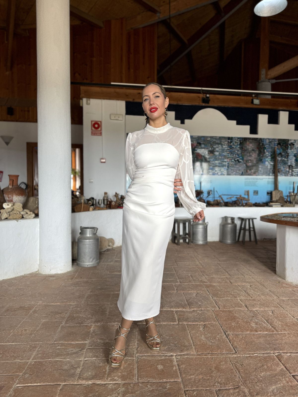 Vestido de fiesta de largo midi en color blanco roto.