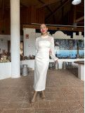 Vestido de fiesta de largo midi en color blanco roto.