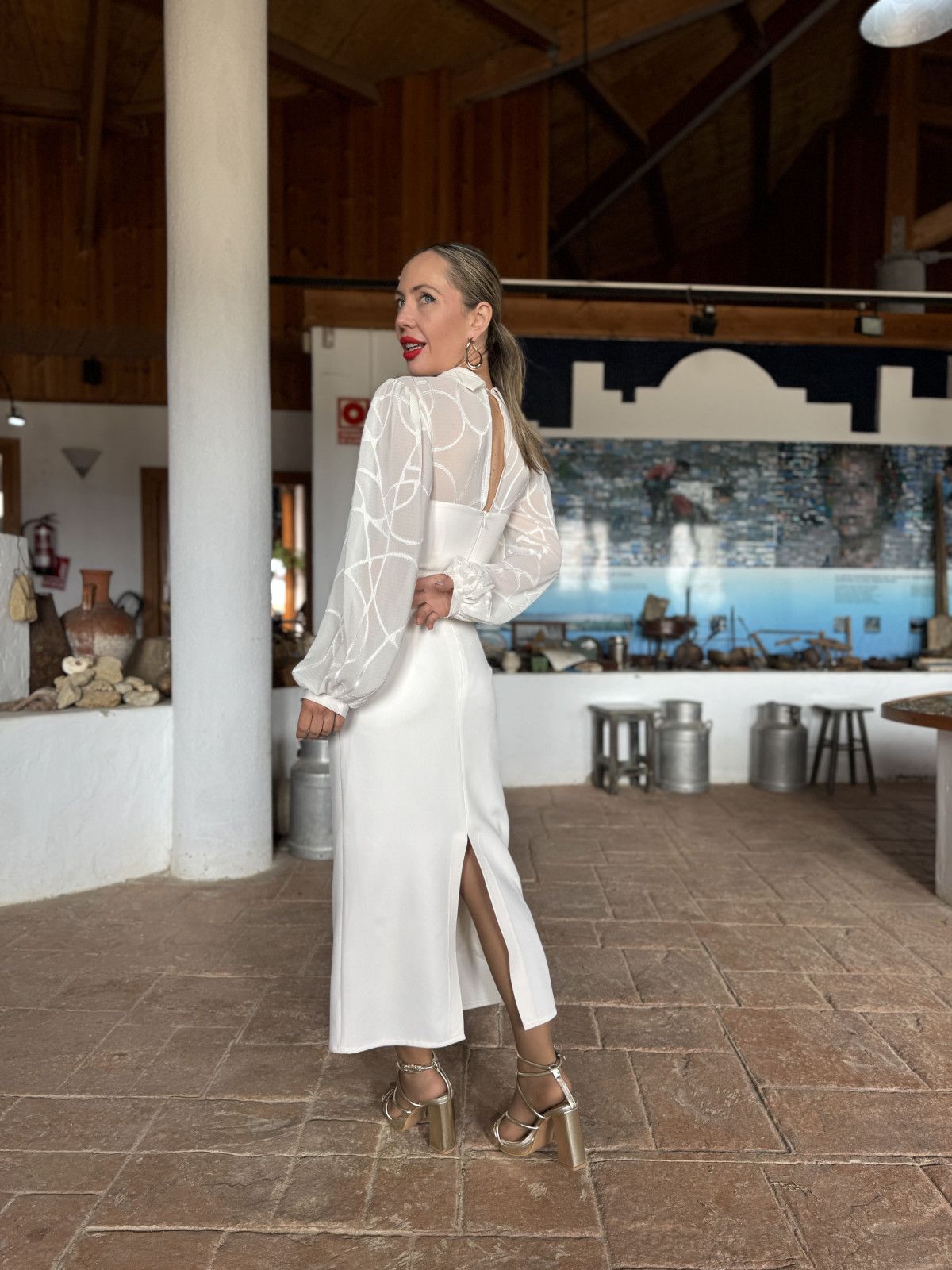 Vestido de fiesta de largo midi en color blanco roto.