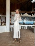 Vestido de fiesta de largo midi en color blanco roto.