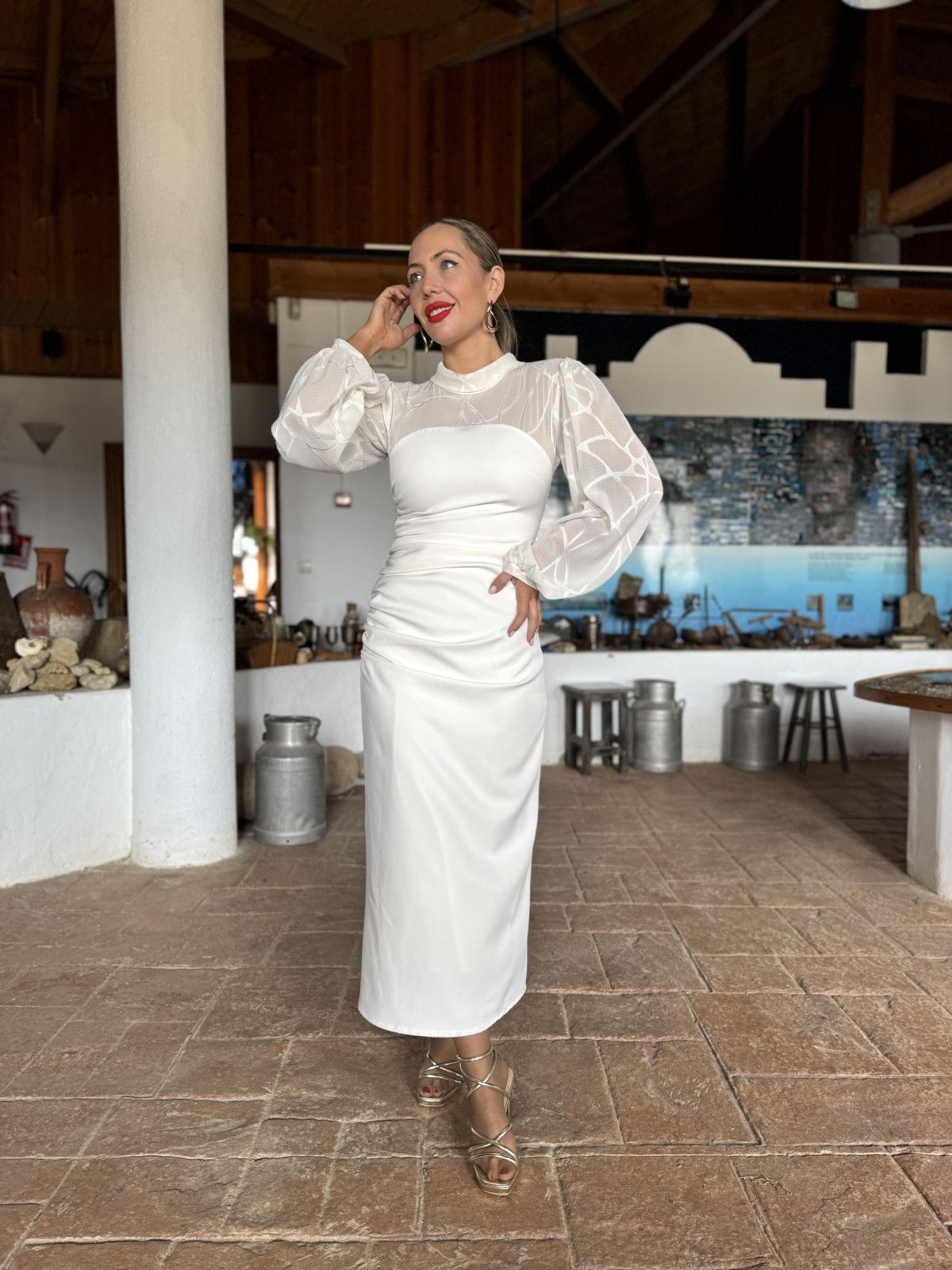 Vestido de fiesta de largo midi en color blanco roto.