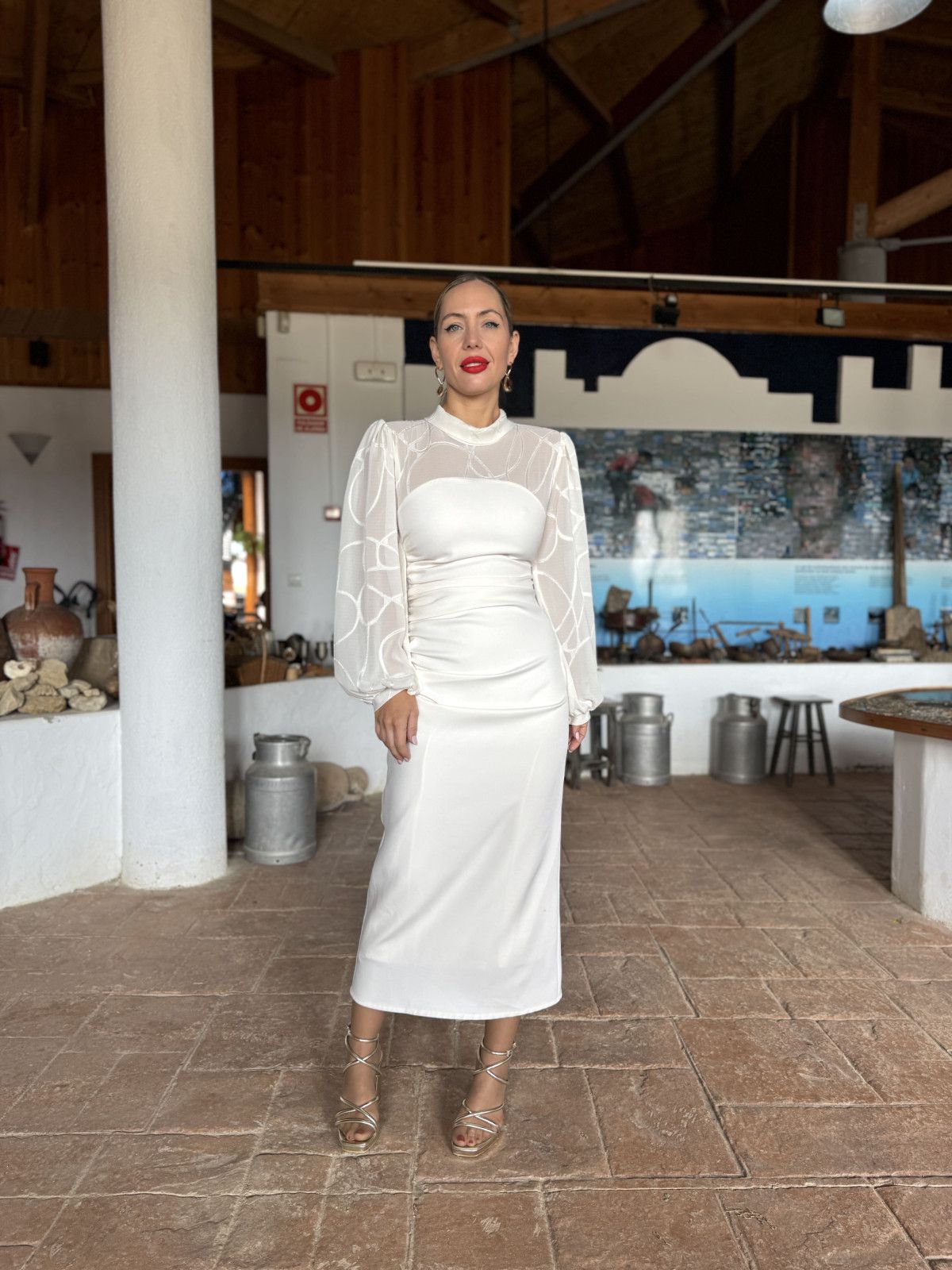 Vestido de fiesta de largo midi en color blanco roto.