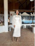 Vestido de fiesta de largo midi en color blanco roto.