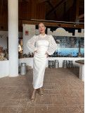 Vestido de fiesta de largo midi en color blanco roto.
