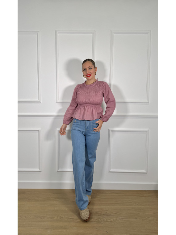 Pantalón vaquero estilo recto con dos bolsillos en la parte delantera. Pantalón vaquero estilo recto con dos bolsillos en la parte delantera.