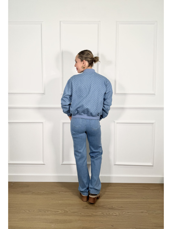 Pantalón vaquero estilo recto con dos bolsillos en la parte delantera. Pantalón vaquero estilo recto con dos bolsillos en la parte delantera.
