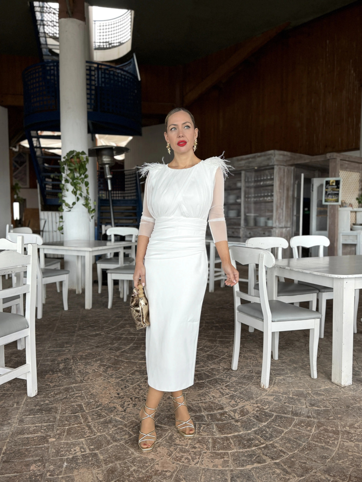 Vestido de fiesta midi con detalle de pluma en los hombros blanco