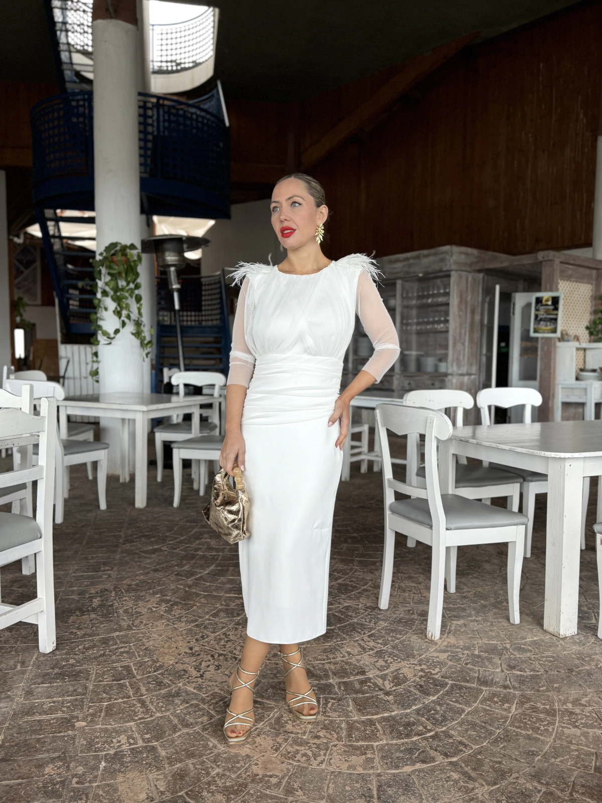 Vestido de fiesta midi con detalle de pluma en los hombros blanco