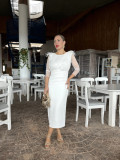 Vestido de fiesta midi con detalle de pluma en los hombros blanco Vestido de fiesta midi con detalle de pluma en los hombros blanco