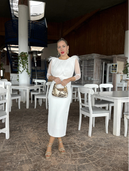 Vestido de fiesta midi con detalle de pluma en los hombros blanco