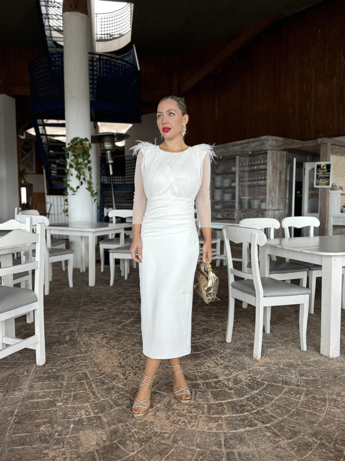 Vestido de fiesta midi con detalle de pluma en los hombros blanco
