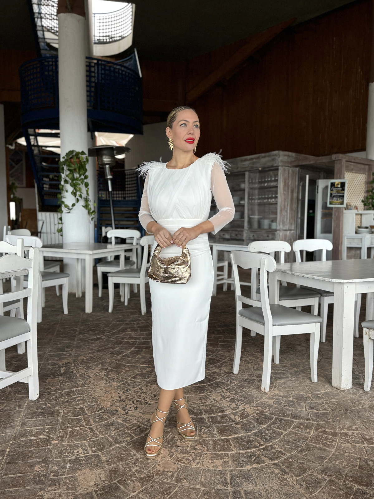 Vestido de fiesta midi con detalle de pluma en los hombros blanco