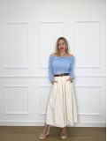 Jersey de punto color celeste con escote bardot de efecto lazo. Jersey de punto color celeste con escote bardot de efecto lazo.