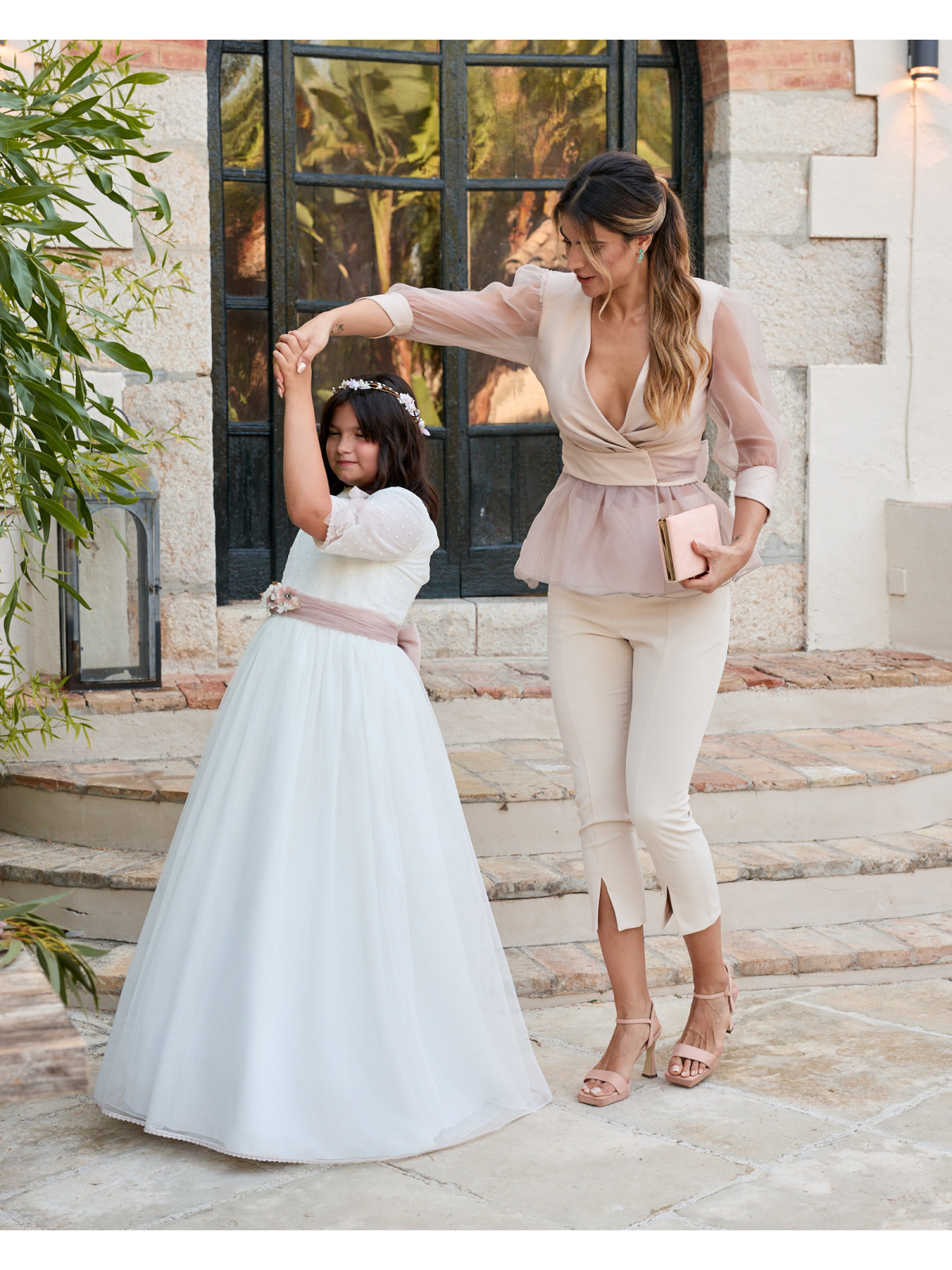 Traje de chaqueta de fiesta combinado con organza.