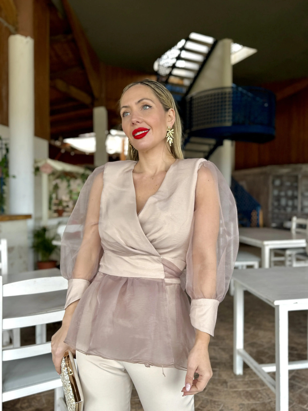 Traje de chaqueta de fiesta combinado con organza.