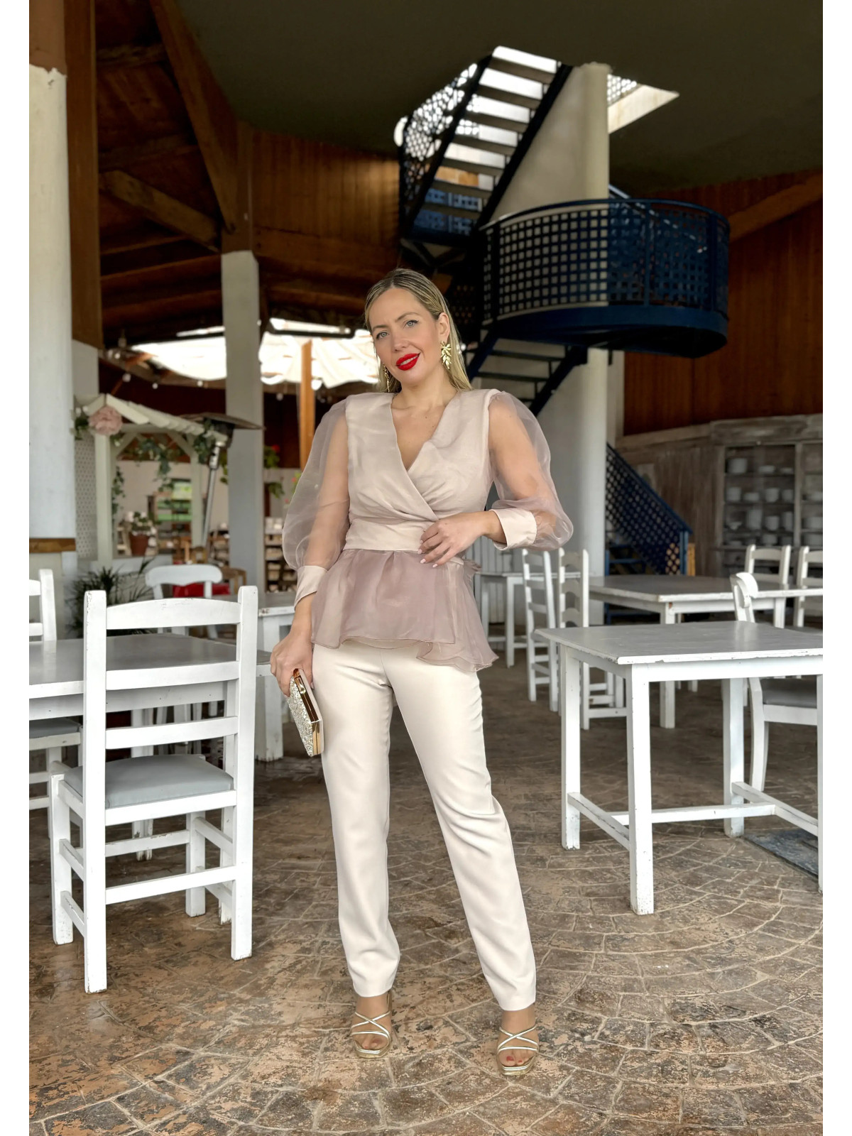 Traje de chaqueta de fiesta combinado con organza.
