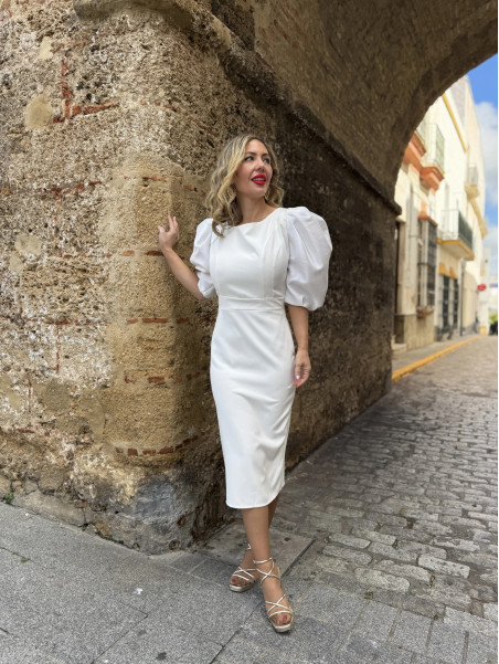 Vestido de fiesta blanco con escote en espalda y mangas abullonadas.