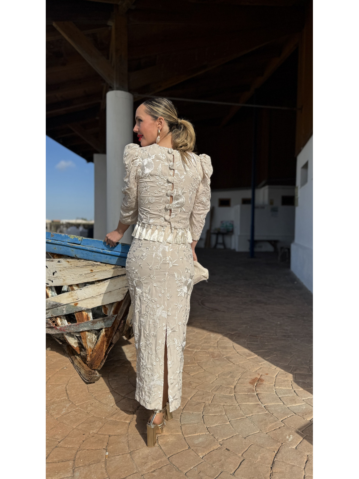 Conjunto de fiesta beige en tejido de gasa brocado