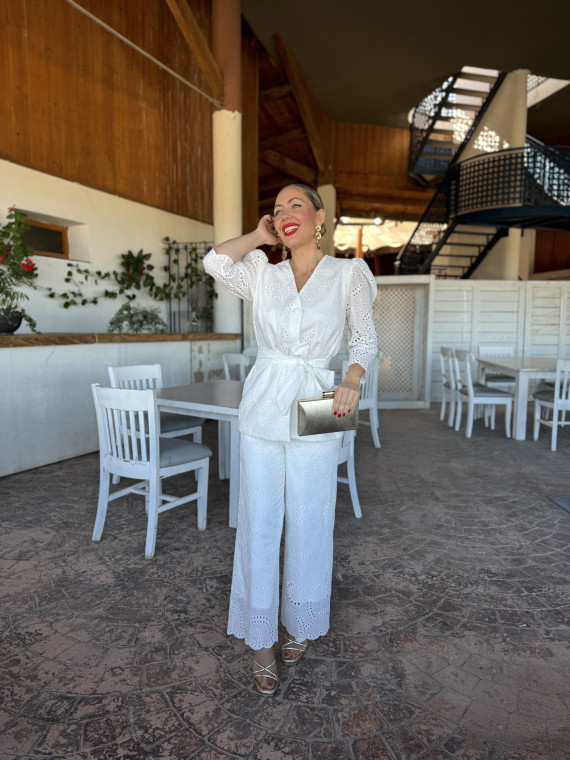 Conjunto de fiesta en tejido perforado color blanco.