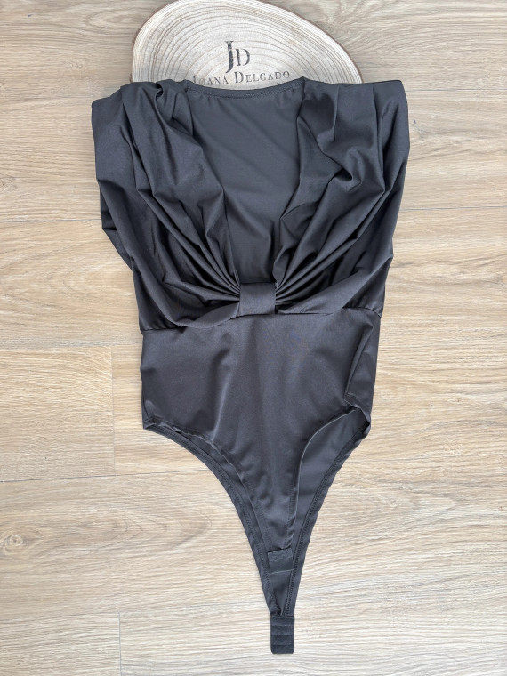 Body negro de tejido elástico escote profundo con hombreras.